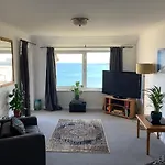 Two Bed Flat With Stunning Views Over Fistral Bay!
