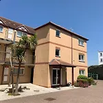 Two Bed Flat With Stunning Views Over Fistral Bay!